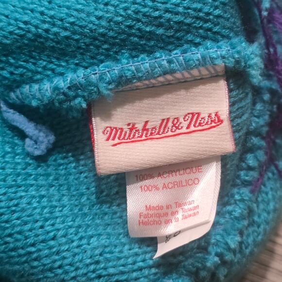 Retro Mitchell & Ness Charlotte Hornets Team Pom Beanie - Picture 5 of 9